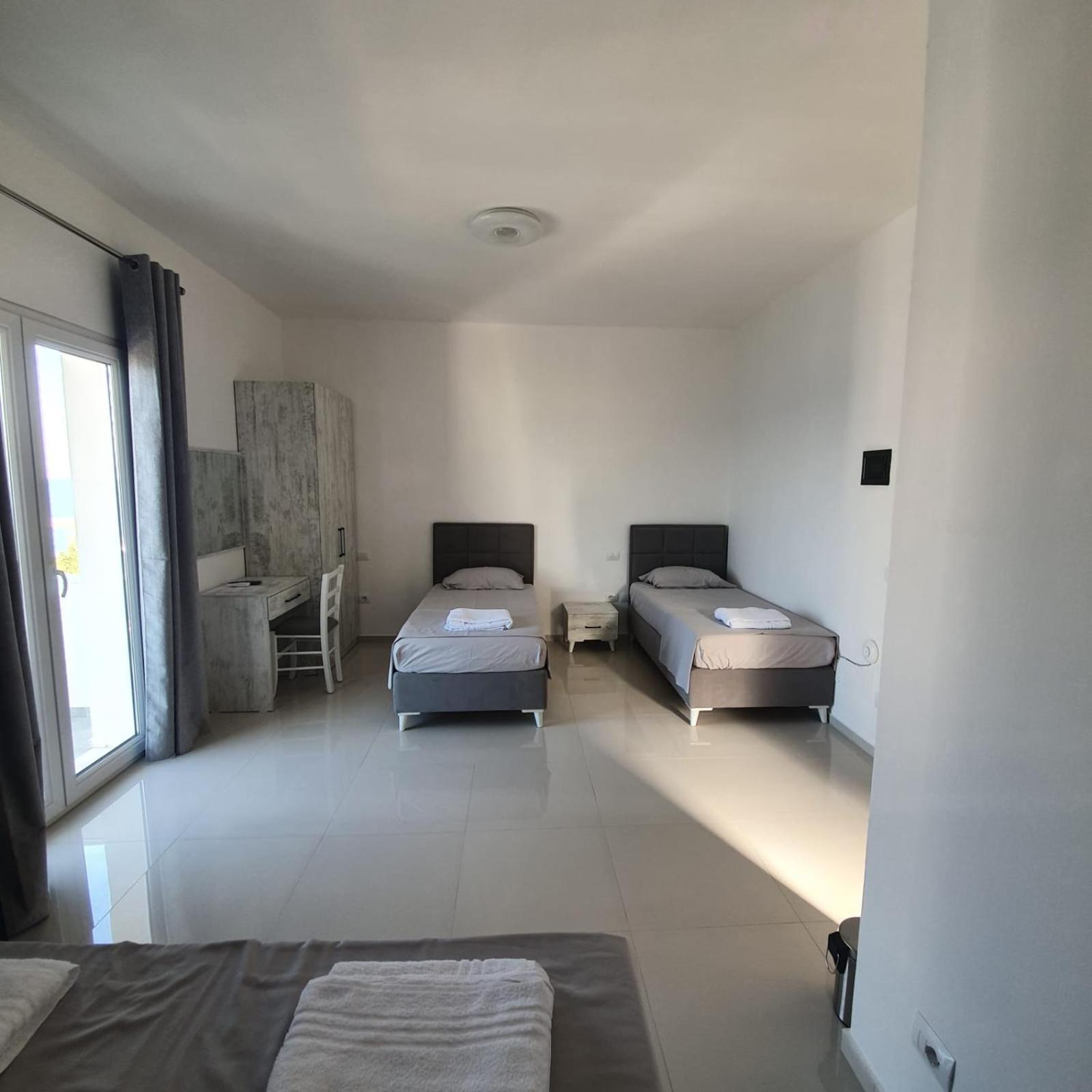 33 Hotel Shëngjin